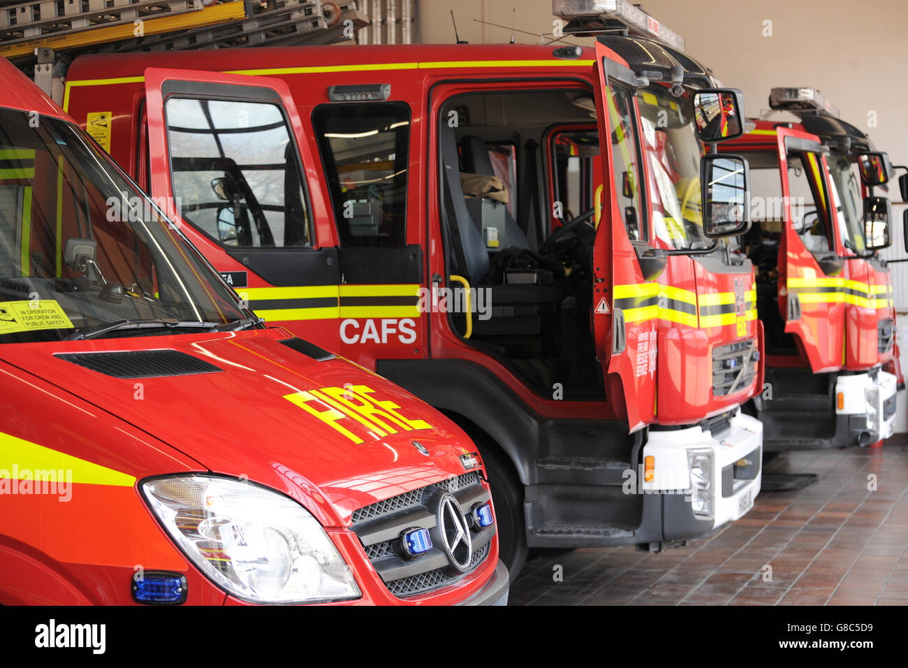 Servizio antincendio. Regno Unito. Gran Bretagna. veicoli antincendio è pronto per una chiamata di emergenza Foto Stock