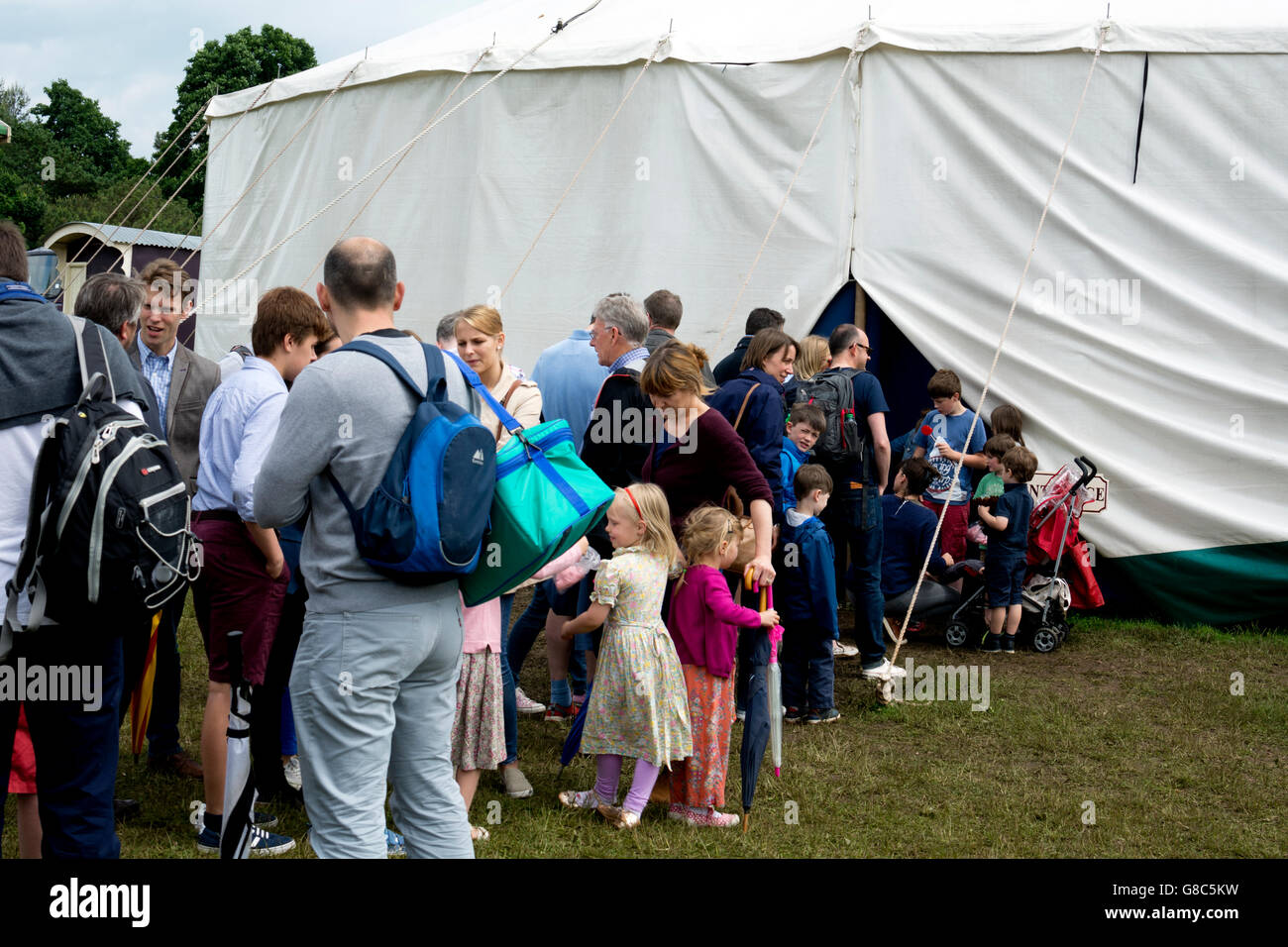 Le persone in fila al circo Giffords, parchi, Oxford, Regno Unito Foto Stock