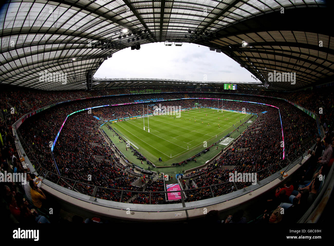 Vista generale del Twickenham Stadium durante la partita di Rugby World Cup tra Australia e Galles. PREMERE ASSOCIAZIONE foto. Data immagine: Sabato 10 ottobre 2015. Vedi la storia della PA RUGBYU Wales. Il credito fotografico dovrebbe essere: David Davies/PA Wire. RESTRIZIONI: Rigorosamente nessun uso commerciale o associazione senza autorizzazione RWCL. Solo per l'uso di immagini fisse. L'uso implica l'accettazione della Sezione 6 di RWC 2015 T&cs al numero: http://bit.ly/1MPElTL per ulteriori informazioni, chiamare il numero +44 (0)1158 447447. Foto Stock