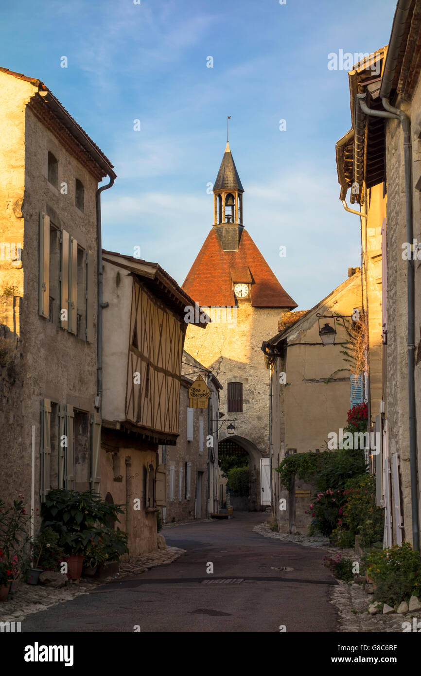 L'orologio/torre campanaria, Charroux, Allier, Avergna, Francia. (Charroux è classificato come uno dei più bei villaggi di Francia) Foto Stock
