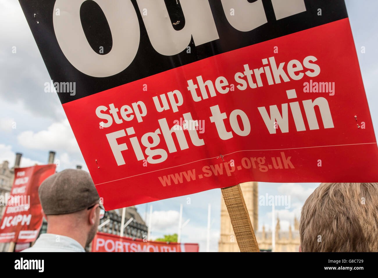 I manifestanti con striscioni il supporto di Jeremy Corbyn, leader della Gran Bretagna il partito laburista, con il famoso simbolo di Londra, Big Ben, in background. Foto Stock