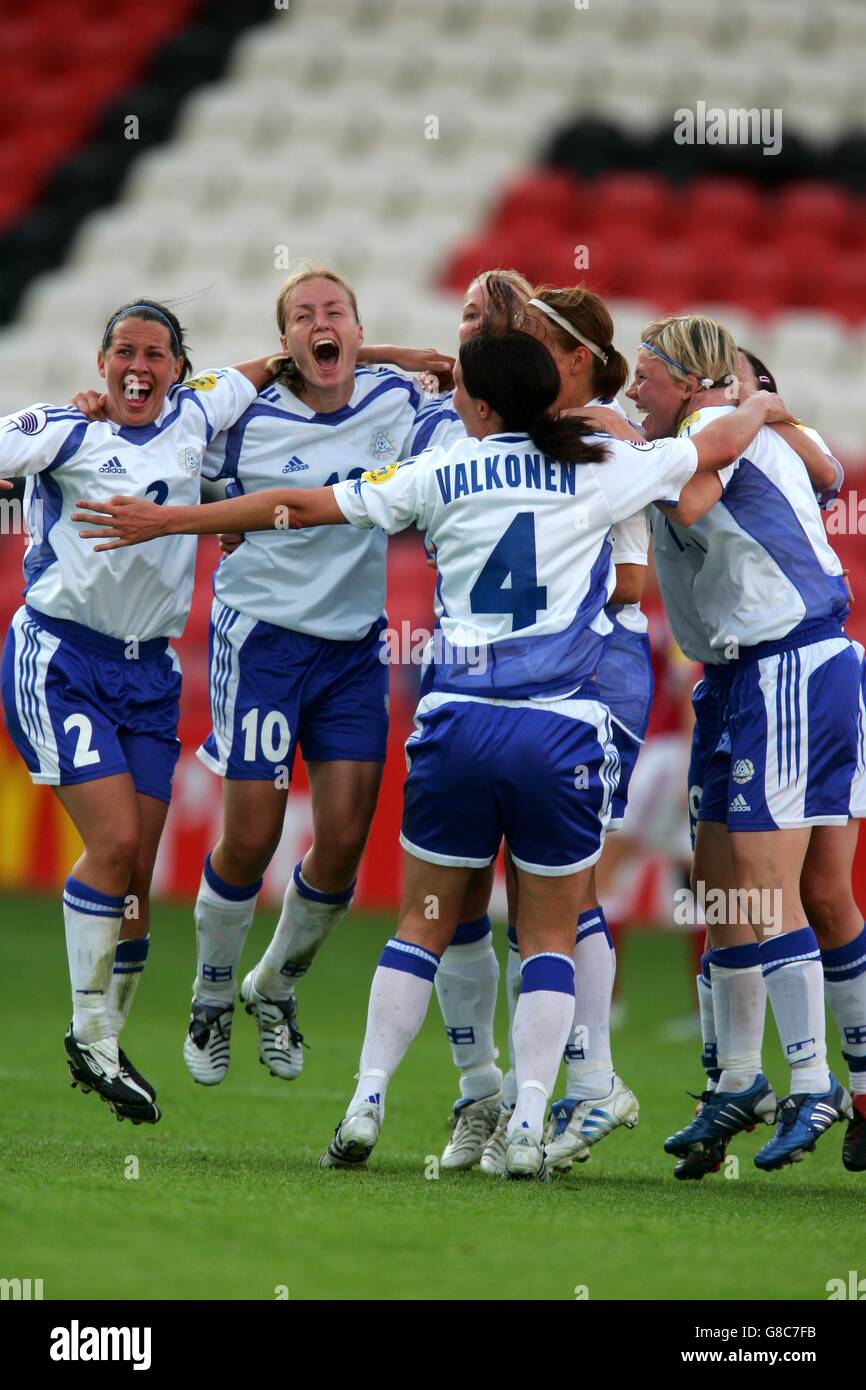 Calcio - UEFA European Women's Championship 2005 - Gruppo A - Finlandia / Danimarca - Bloomfield Road. I giocatori finlandesi festeggiano la vittoria sulla Danimarca e l'ingresso nelle semifinali Euro 2005 Foto Stock