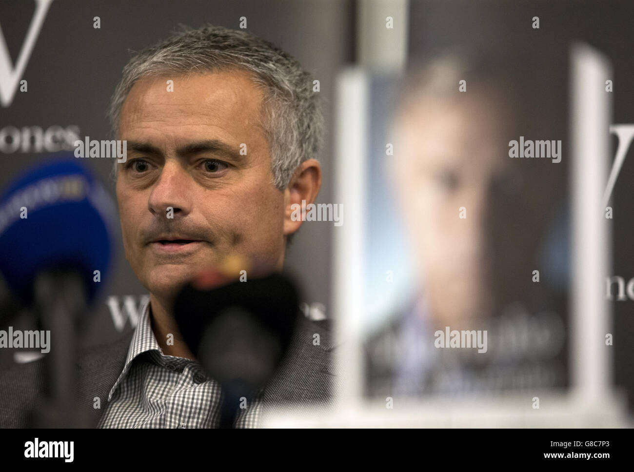 Jose Mourinho durante una fotocellula per il suo libro 'Mourinho' a Waterstones Piccadilly, Londra. Foto Stock