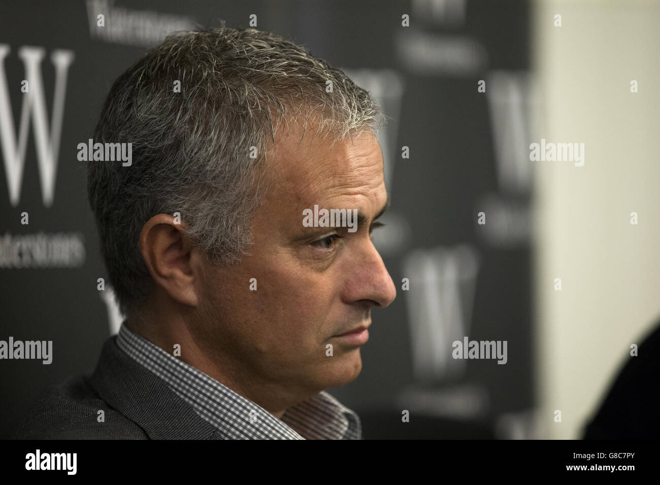 Calcio - lancio del libro di Jose Mourinho - Waterstones Piccadilly. Jose Mourinho durante una fotocall per il suo libro 'Mourinho' a Waterstones Piccadilly, Londra. Foto Stock