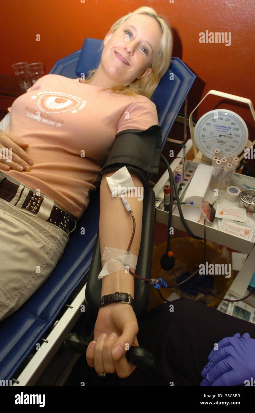 Bronagh Meehan, di Tullyallen, Co Louth, ha sangue preso, come parte di un camapign a livello nazionale per alleviare la carenza di sangue in Irlanda. Gli ospedali sono stati ordinati di annullare tutti gli interventi pre-pianificati per i prossimi 4-5 giorni a causa di un grave declino delle donazioni di sangue, è emerso stasera. Il servizio irlandese per le trasfusioni di sangue (IBTS) ha emanato la direttiva dopo che le sue donazioni sono scese al di sotto del minimo di 3,000 unità richieste ogni settimana. Foto Stock