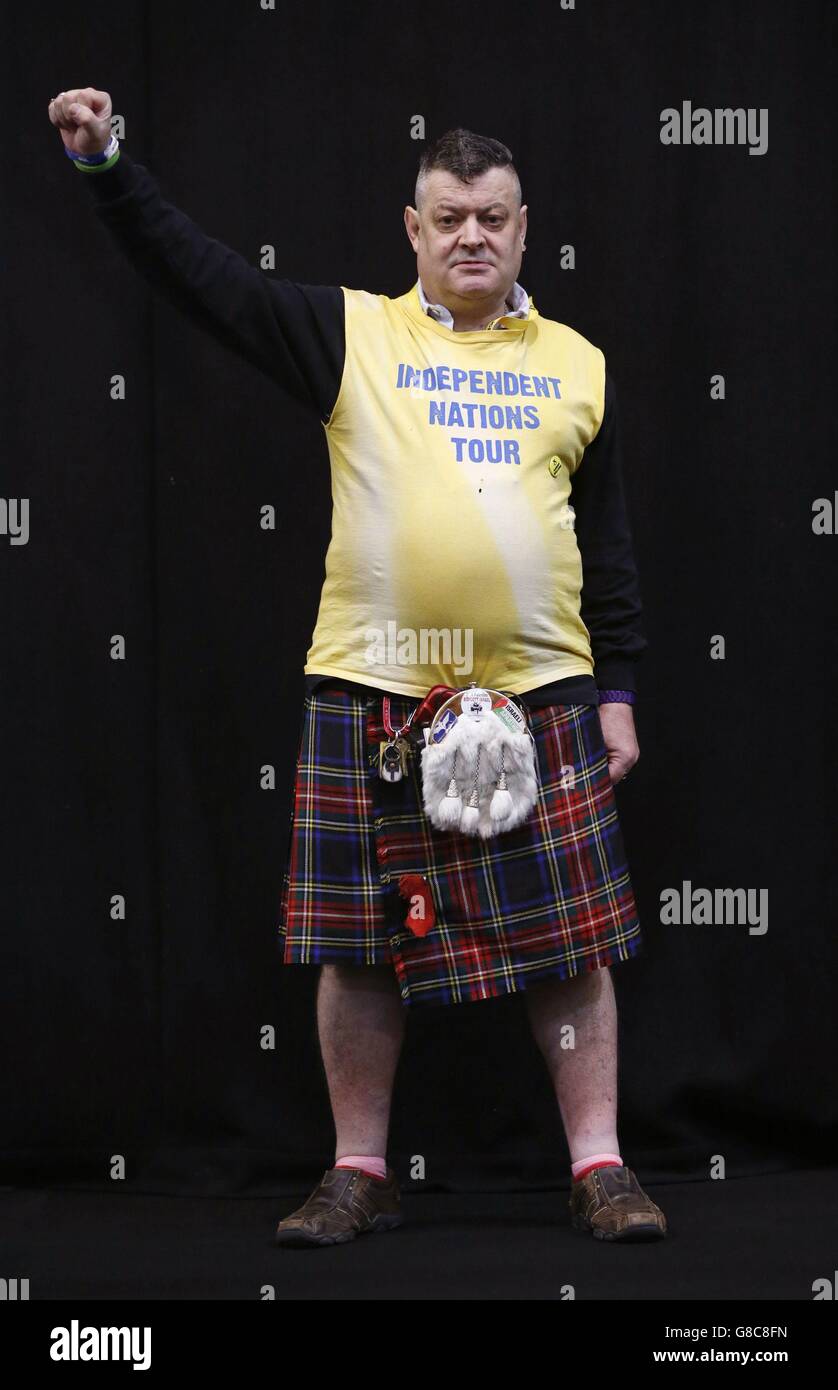 Steve DAVIE, sostenitore della SNP, propone una fotografia durante la conferenza nazionale SNP all'Aberdeen Exhibition and Conference Centre in Scozia. Foto Stock