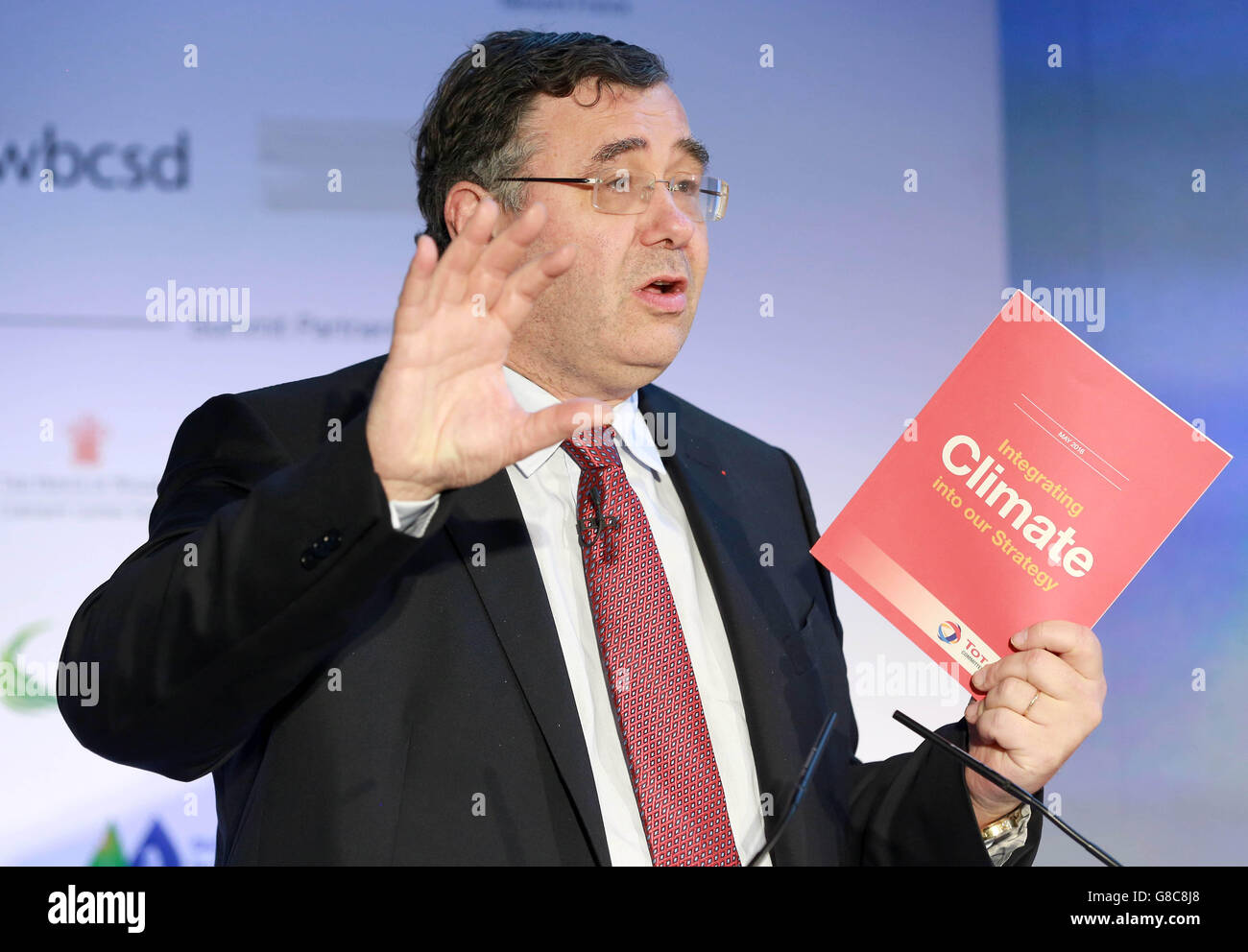 USO EDITORIALE SOLO Patrick Pouyanne, CEO Total, parla al Business & Climate Summit 2016 presso la Guildhall di Londra. Foto Stock
