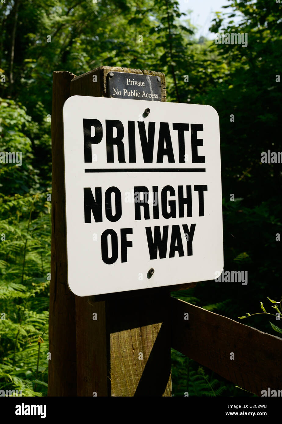 Segno di avvertimento non circa il diritto del pubblico di modo al di sopra di proprietà privata. Foto Stock