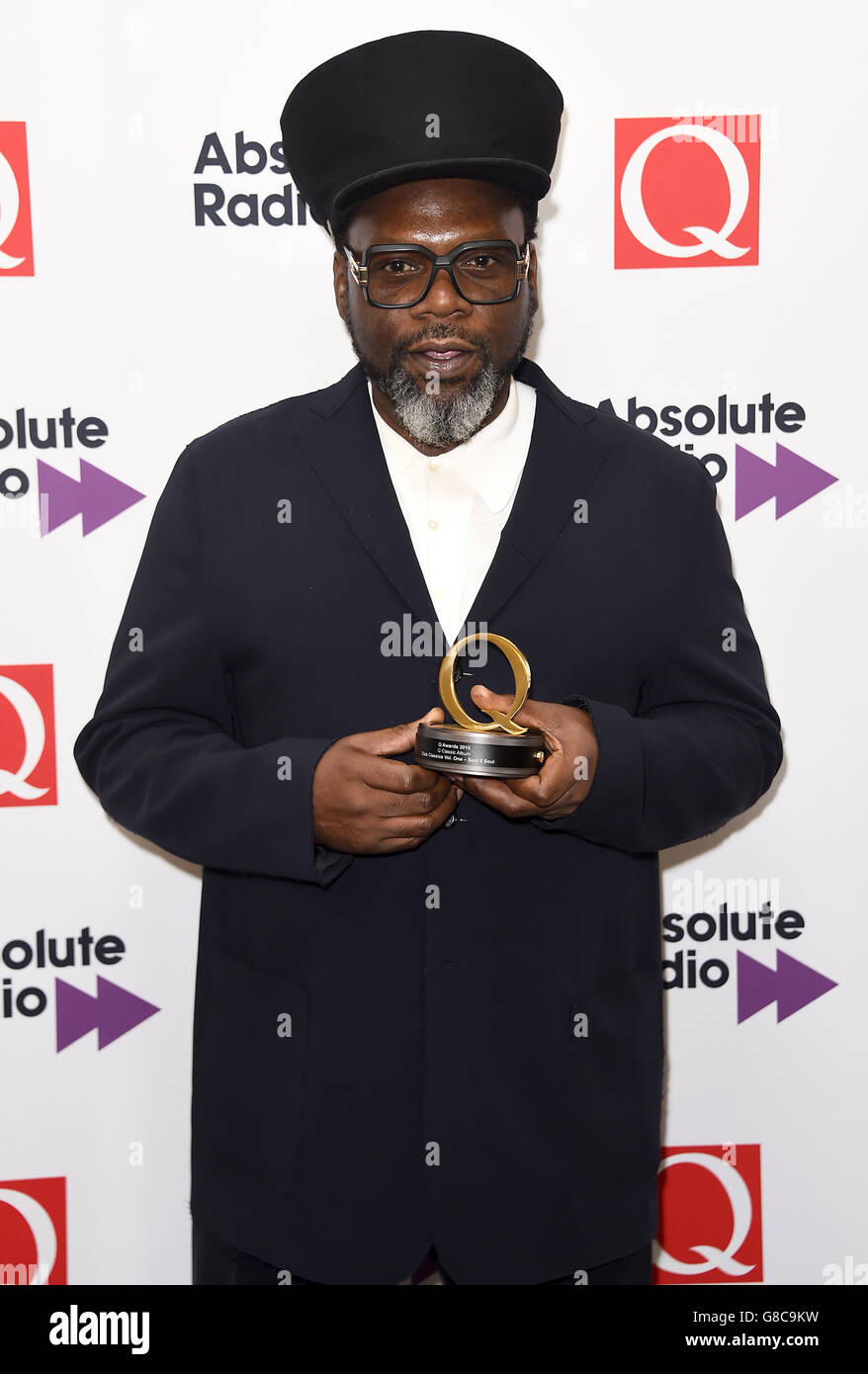 Trevor Beresford Romeo aka Jazzy B di Soul II Soul con il premio per Classic Album nella sala stampa al Q Awards 2015 tenutosi al Grosvenor House Hotel on Park Lane, Londra. PREMERE ASSOCIAZIONE foto. Data immagine: Lunedì 19 ottobre 2015. Vedi PA Story: SHOWBIZ QAwards. Il credito fotografico dovrebbe essere: Matt Crossick/PA Wire Foto Stock