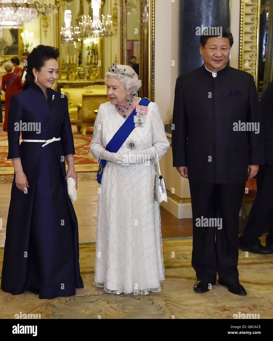 Il presidente della Cina Xi Jinping e sua moglie Peng Liyuan accompagnano la regina Elisabetta II mentre arrivano per un banchetto di stato a Buckingham Palace a Londra, il primo giorno intero della sua visita di stato nel Regno Unito. Foto Stock
