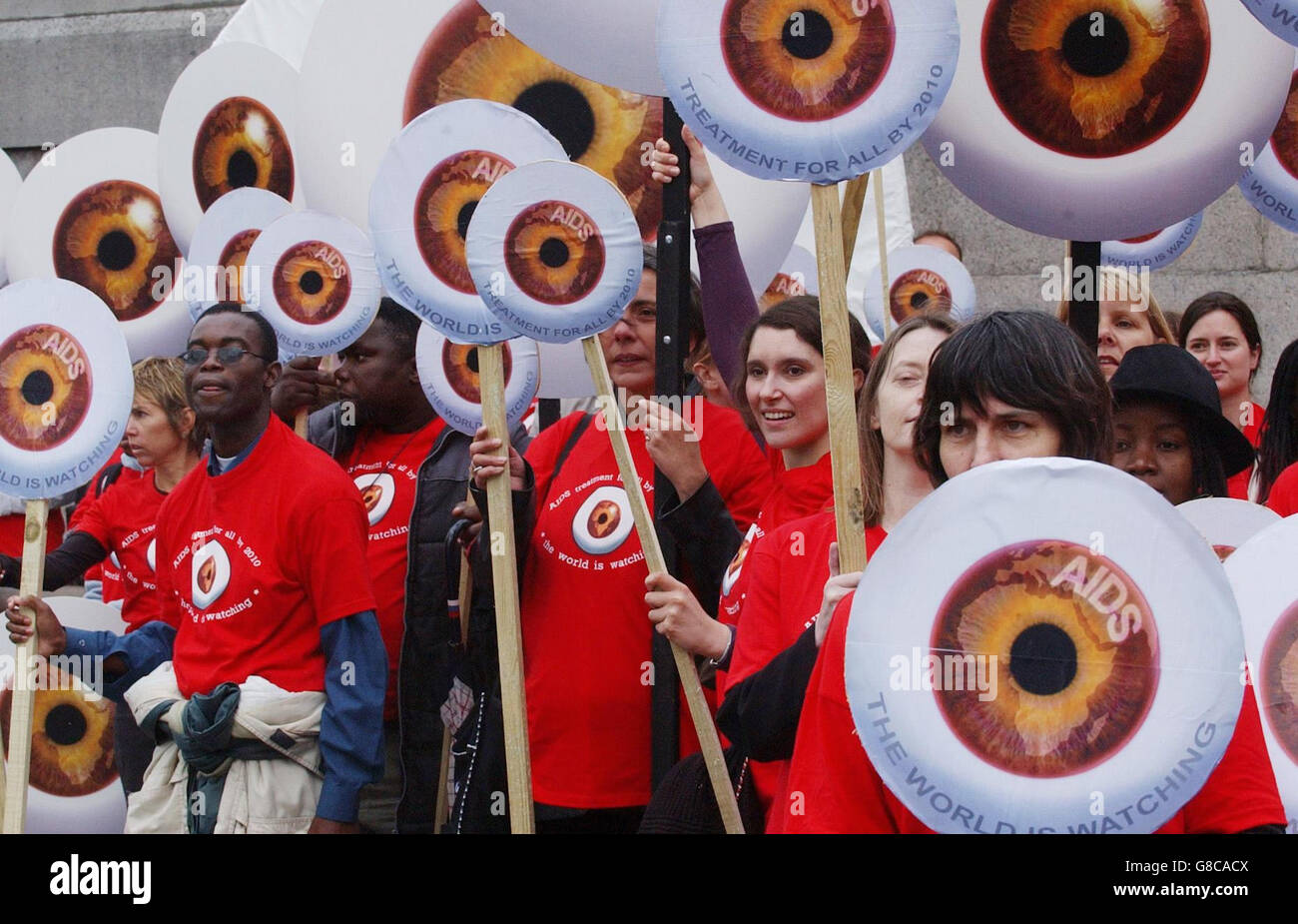 I sostenitori della "campagna di aiuti per la lotta contro la povertà" dimostrano con palloni occhi giganti, come parte della mobilitazione della storia della povertà. Foto Stock