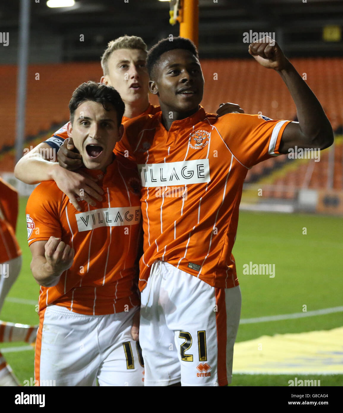 *CROP ALTERNATIVO* Jack Redshaw di Blackpool (a sinistra) celebra il punteggio del suo lato primo obiettivo del gioco Foto Stock