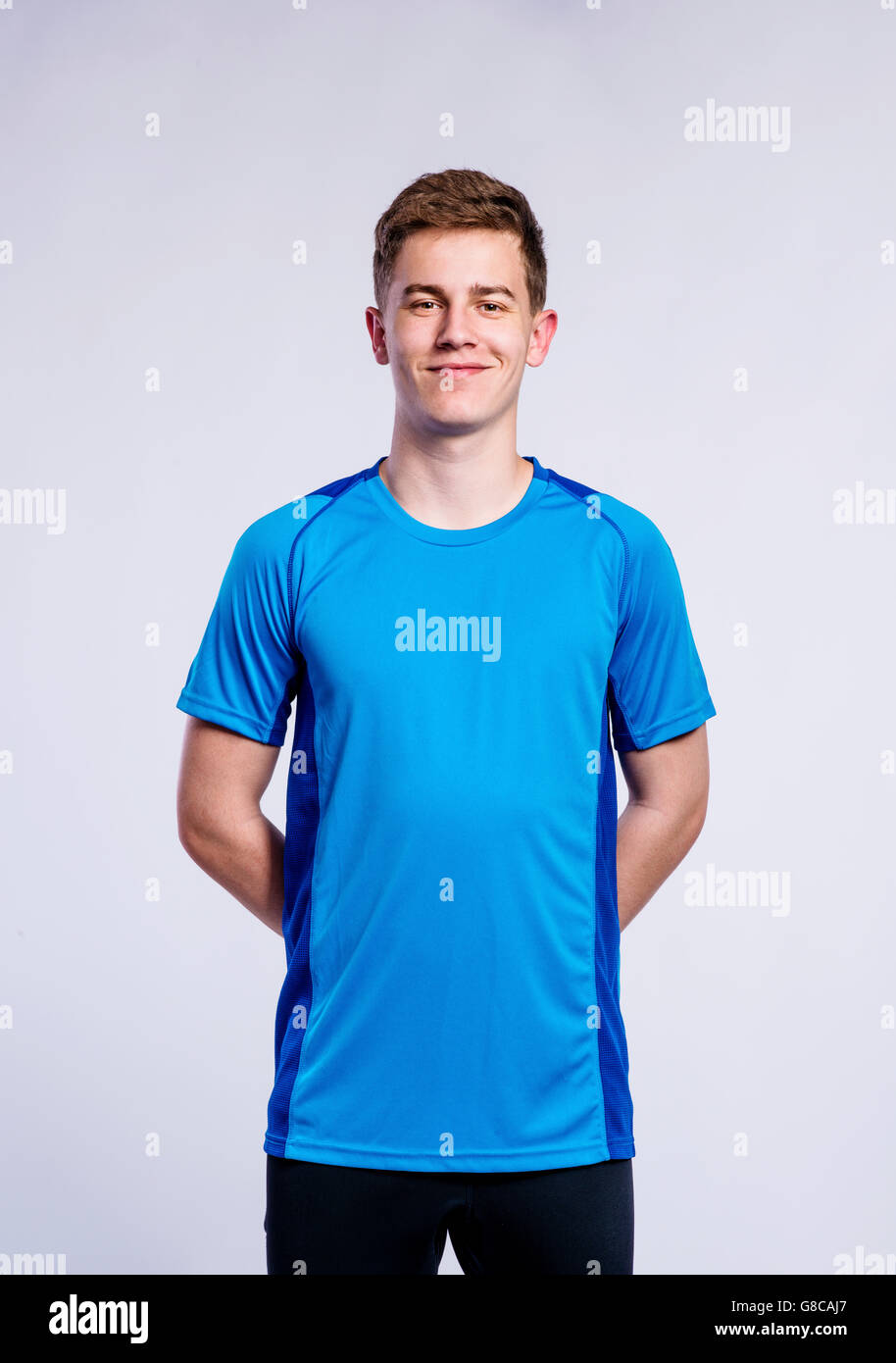 Ragazzo in blu sport t-shirt, giovane, studio shot Foto Stock