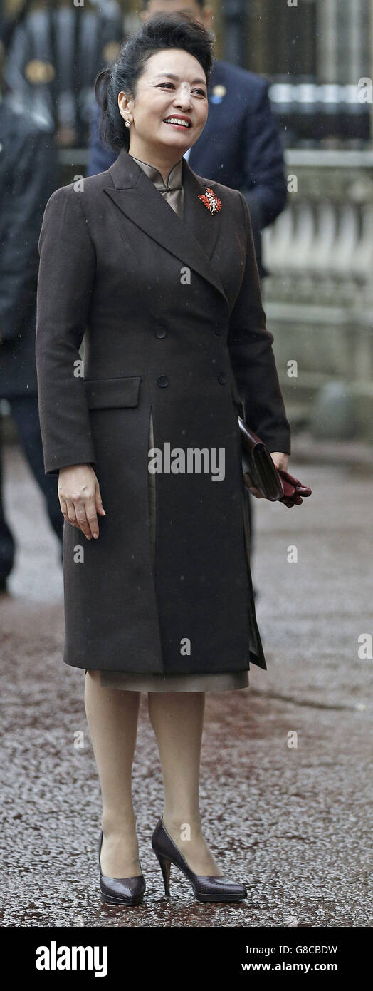 La First Lady Peng Liyuan cinese arriva alla Lancaster House di Londra. Foto Stock