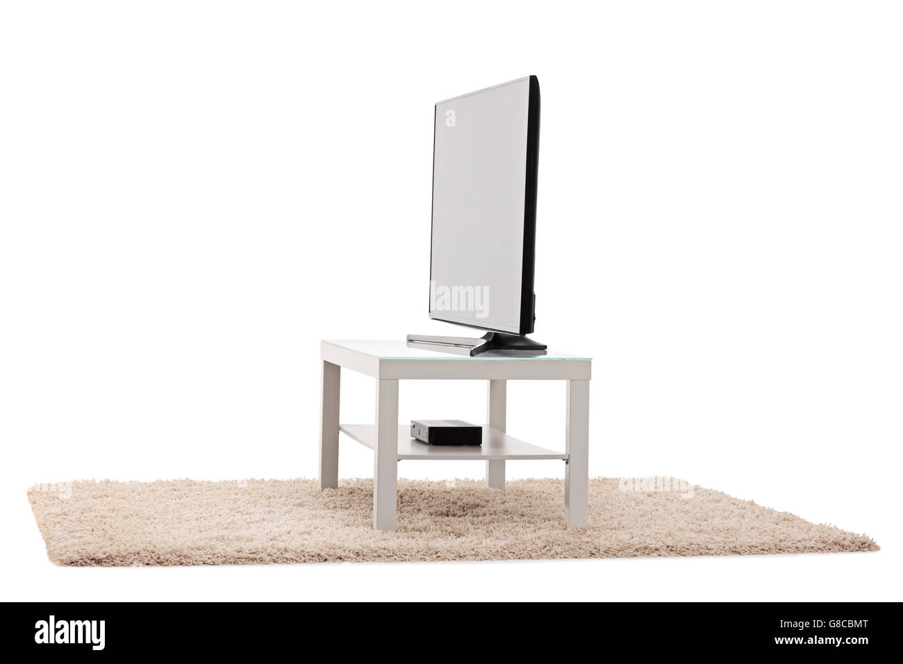 Studio shot di una grande TV a schermo piatto tavolo bianco isolato su sfondo bianco Foto Stock