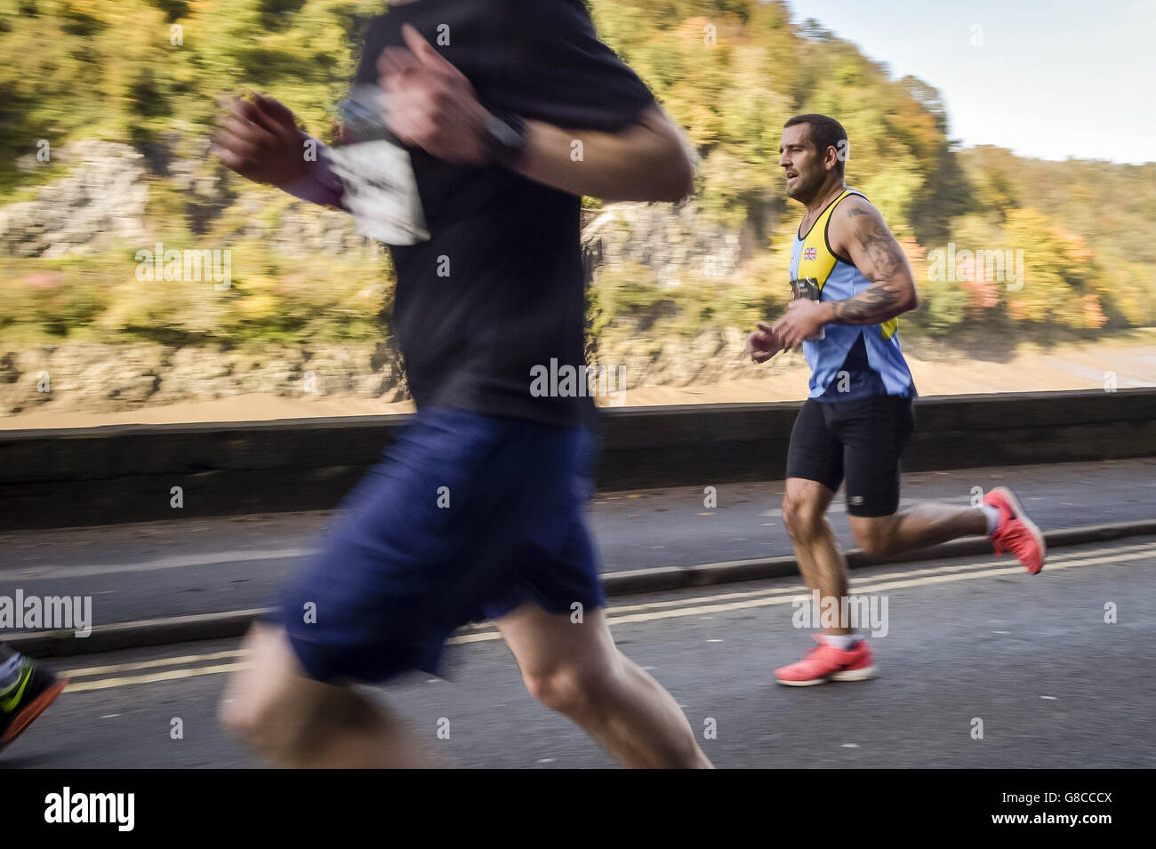 I corridori gareggiano nella prima maratona di Bristol & Bath. Foto Stock