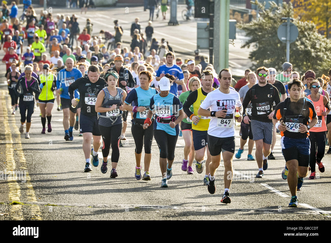 Maratona di Bristol e Bath. I corridori si sfidano nella prima maratona Bristol &amp; Bath. Foto Stock