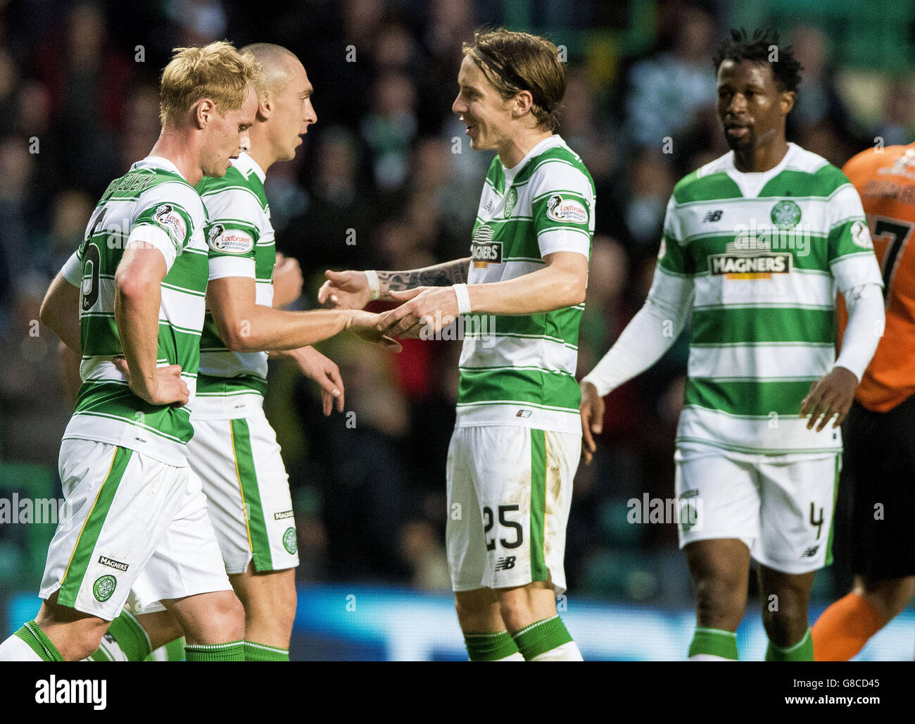 S Scott Brown (seconda a sinistra) celebra il quinto obiettivo del suo lato del gioco, dopo che il suo colpo si distoglie da Aaron Kuhl di Dundee United per un proprio obiettivo, durante la partita di Ladbrokes Scottish Premiership al Celtic Park, Glasgow. Foto Stock