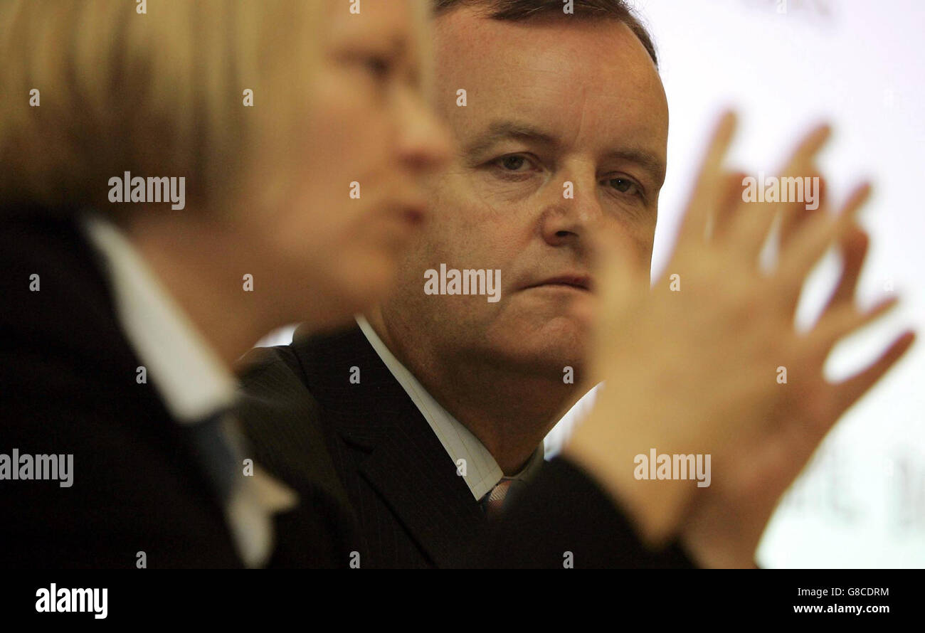 Il ministro della Giustizia Cathy Jamieson MSP, con il capo sovrintendente detective Stephen Ward dell'Agenzia scozzese per l'applicazione delle droghe. Foto Stock