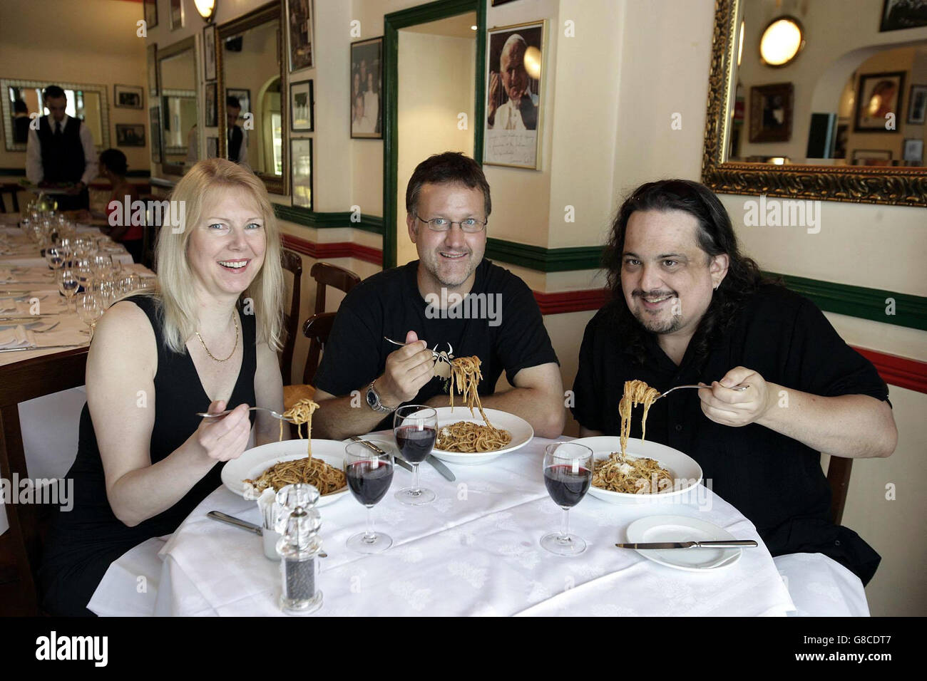 (L-R) sue Blakey (DID a Law LLB at Hull, graduate of 1976), co-fondatore di Friends riunitò Steve Pankhurst e Andrew Ian Dodge (DID a post graduate in legislative Studies, Graduating in 1994) scavare in alcuni 'Skag Boll' al ristorante 'Don Luigi', Dopo un'indagine pubblicata da Friends Reunited ha rivelato che Hull è l'università più amichevole della Gran Bretagna, mentre 'spag bol' è emerso come il primo pasto del Regno Unito. Foto Stock