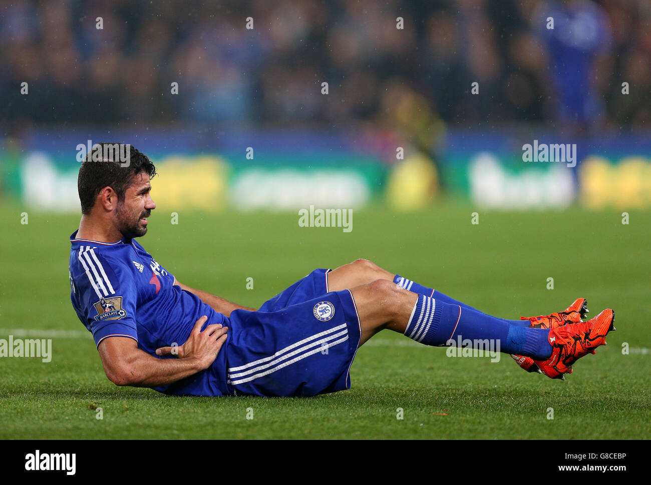 Il Chelsea's Diego Costa si trova ferito dopo aver picchiato un colpo durante la Capital One Cup, partita del quarto turno al Britannia Stadium, Stoke-upon-Trent. Foto Stock