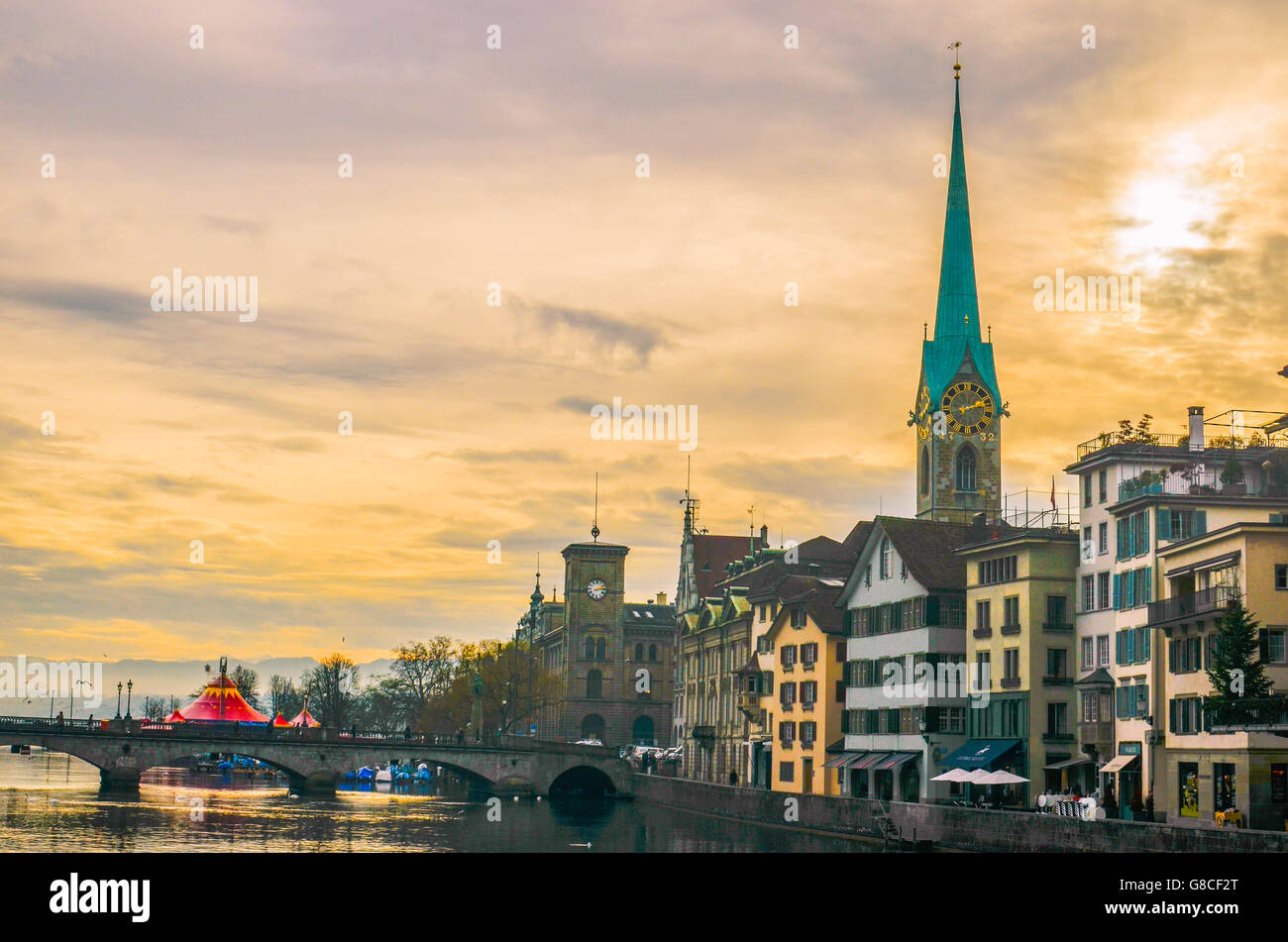 Città vecchia di Zurigo lungo il fiume Limmat. Foto Stock