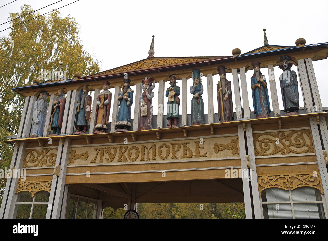 Sculture in legno su un ingresso al teatro, Mandrogy (un arti e mestieri villaggio sul fiume Svir a est di San Pietroburgo, Russia. Foto Stock