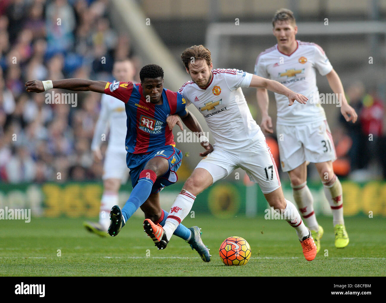 Wilfried Zaha di Crystal Palace (a sinistra) e Daley Blind di Manchester United combattono per la palla durante la partita della Barclays Premier League a Selhurst Park, Londra. Foto Stock