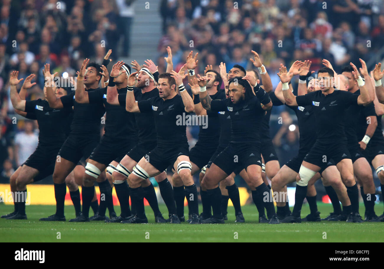 La Nuova Zelanda esegue la danza Haka durante la finale della Coppa del  mondo di Rugby a Twickenham, Londra Foto stock - Alamy