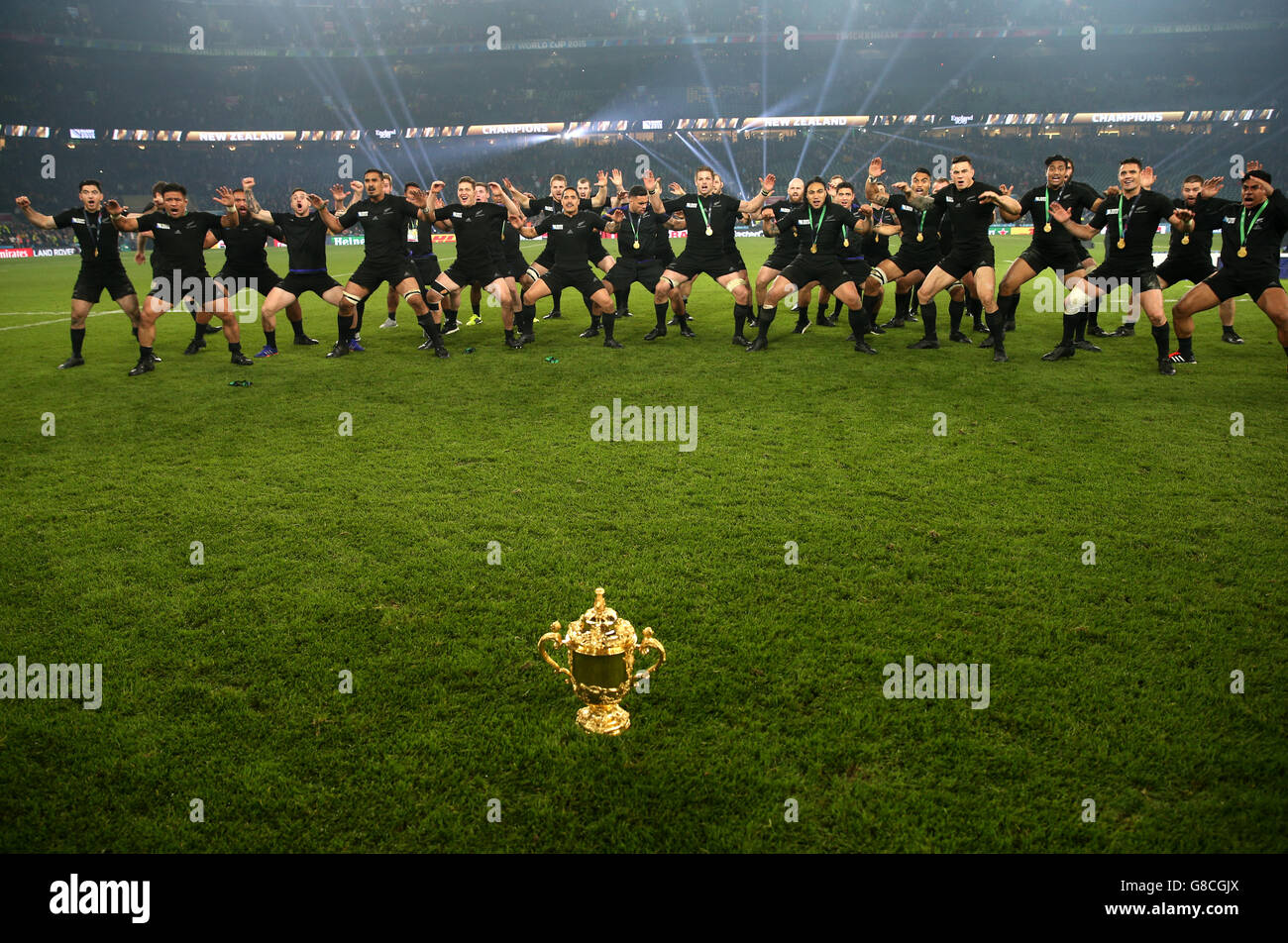 I giocatori della nuova zelanda si esibiscono nella finale della coppa del  mondo di rugby haka a twickenham immagini e fotografie stock ad alta  risoluzione - Alamy