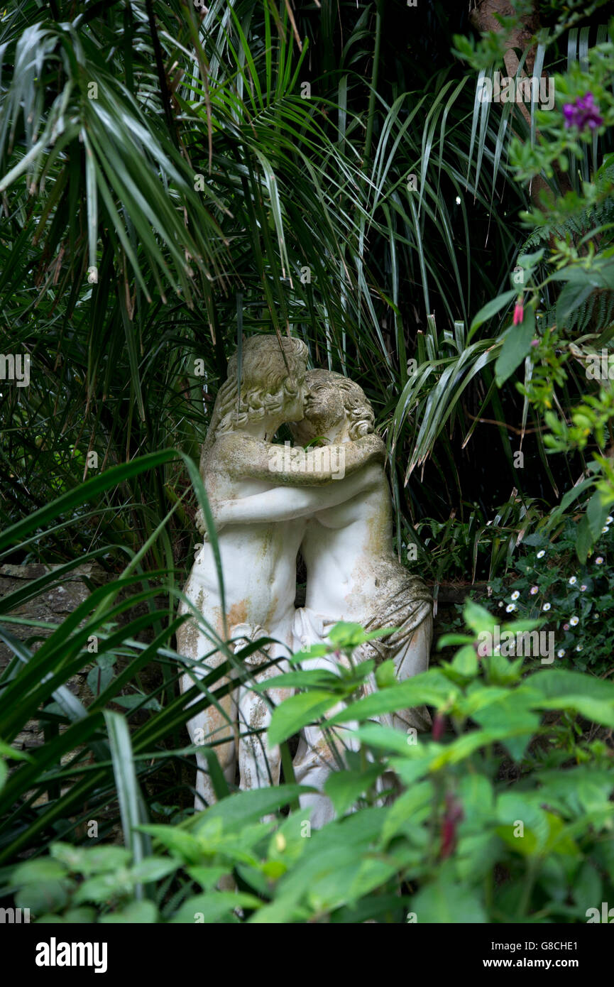 Cornovaglia Giugno 2016 Lamorran House Garden. Statue di abbracciando giovane Foto Stock