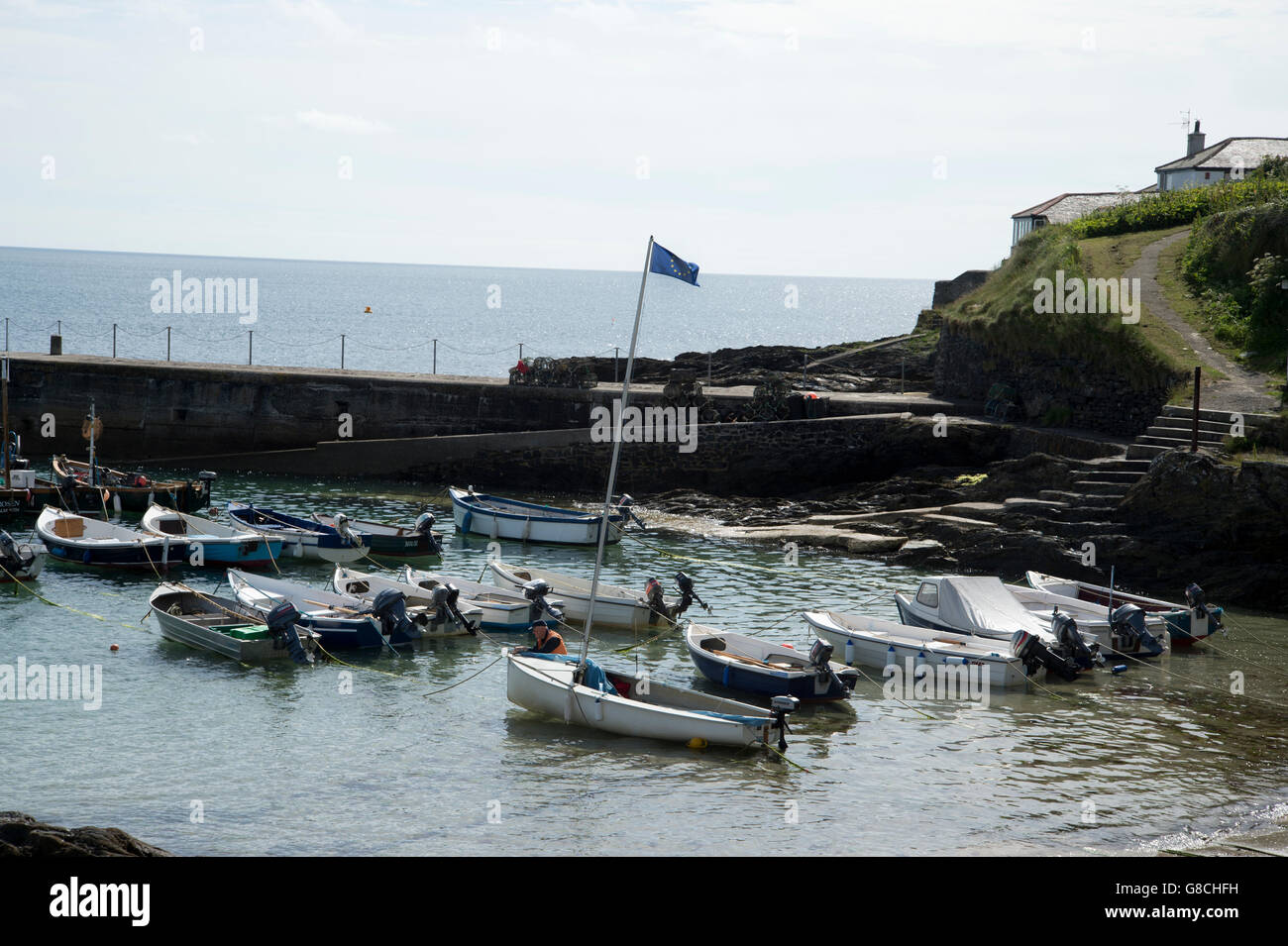 Cornovaglia Giugno 2016. Porto Scatho. Squallido battenti una bandiera europea, preparando per salpare il giorno del referendum UE Foto Stock