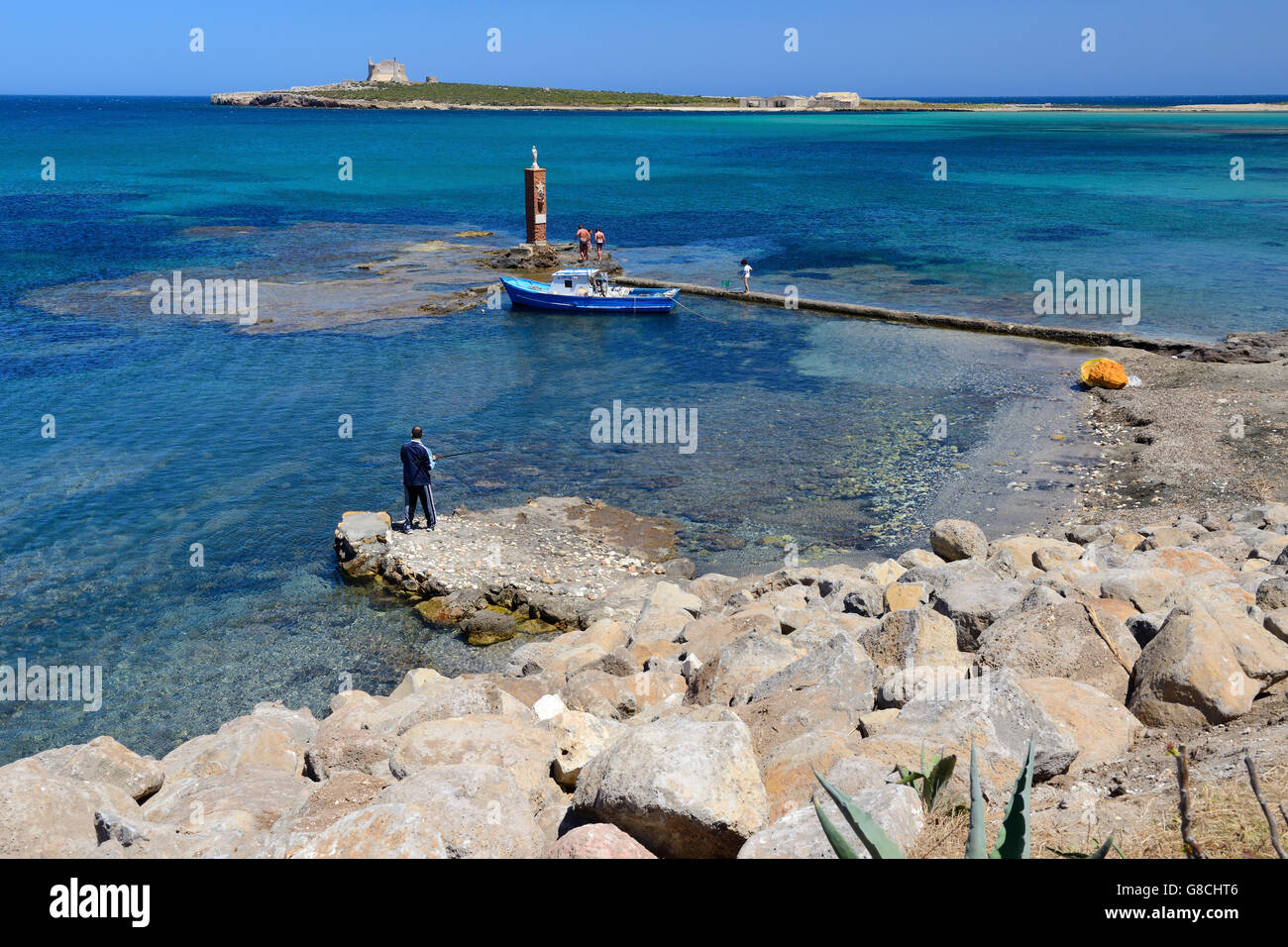 Spiaggia di Portopalo di Capo Passero, con vista in lontananza Isola delle Correnti), Sicilia, Italia Foto Stock