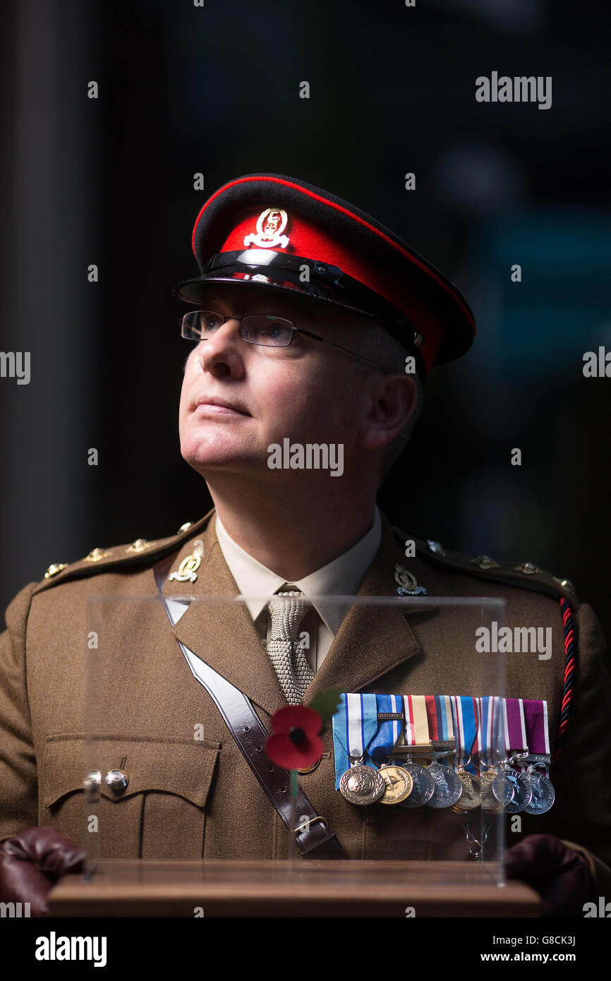 SOLO PER USO EDITORIALE il capitano Peter Russell 27th Regiment RLC partecipa alla parata inaugurale di Poppy, consegnando il primo papavero ufficiale dell'appello di quest'anno dalla sede centrale della Royal British Legion al primo ministro David Cameron a Downing Street, Londra. Foto Stock