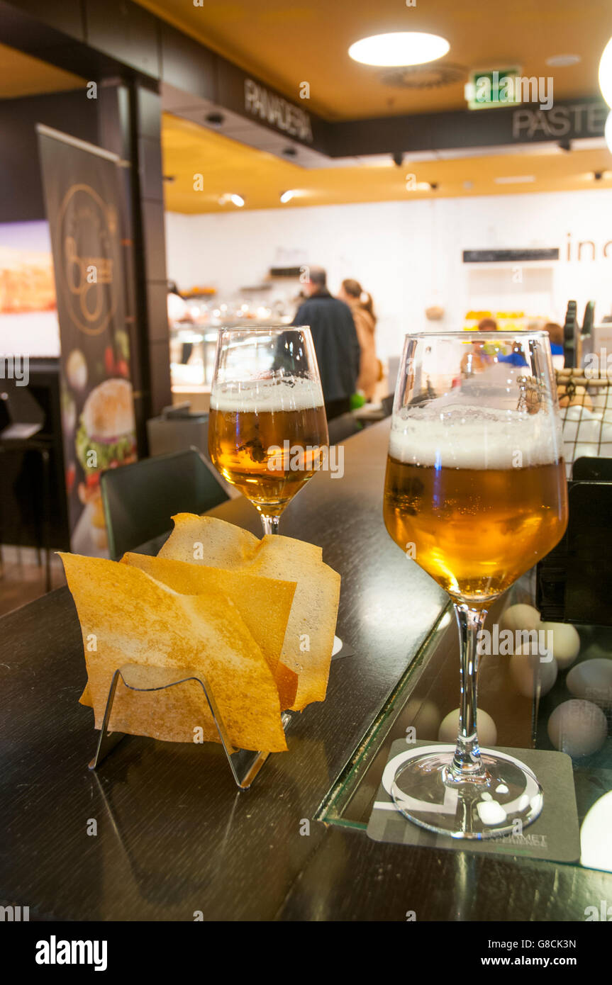 Due bicchieri di birra e patatine. Madrid, Spagna. Foto Stock