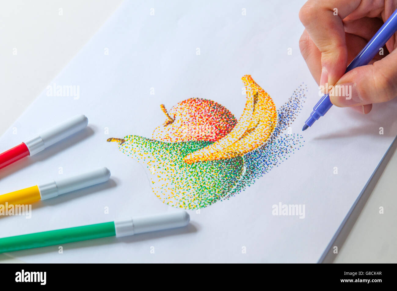 Man Mano Il Disegno Di Una Vita Ancora Utilizzando I Marcatori Di Colore Puntinismo Tecnica Foto Stock Alamy