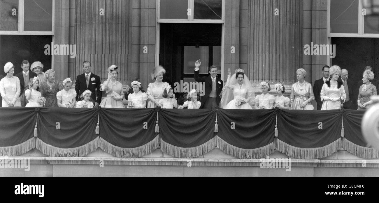 La principessa Margaret e Antony Armstrong-Jones si dirigono verso la folla sul balcone di Buckingham Palace dopo la loro cerimonia nuziale all'Abbazia di Westminster a Londra. Foto Stock