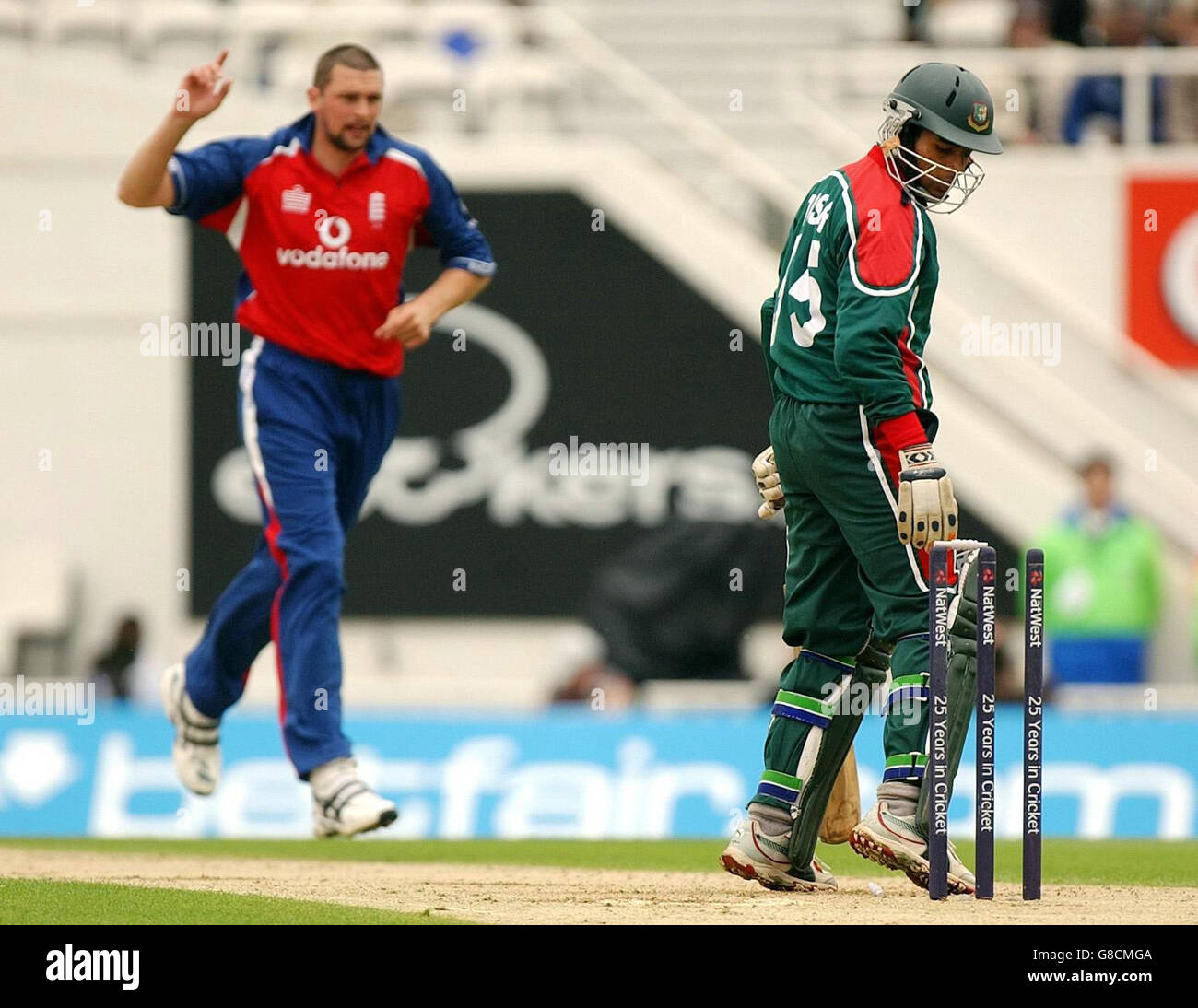 Cricket - The NatWest International Triangle Series - Inghilterra / Bangladesh - The Brit Oval. Tushar Imran (R) del Bangladesh guarda indietro il suo cazzo rotto dopo aver giocato su una palla da Stephen Harmison inglese. Foto Stock