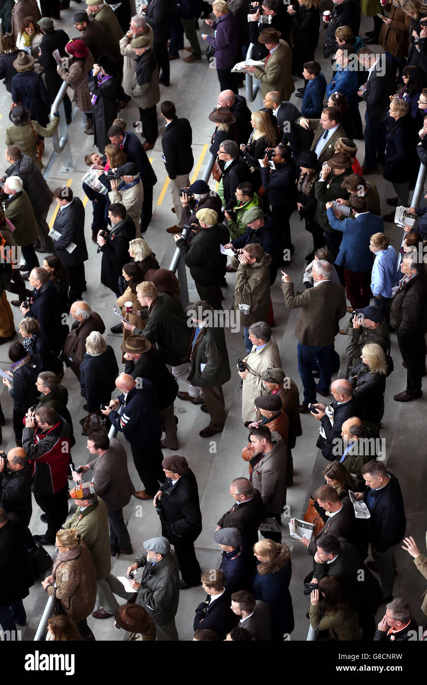 Corse ippiche - la vetrina - Day Two - Ippodromo di Cheltenham. Racegoers guarda l'azione all'ippodromo di Cheltenham Foto Stock