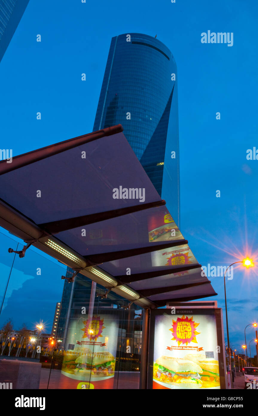 Espacio torre dalla fermata del bus, Vista notte. Madrid, Spagna. Foto Stock