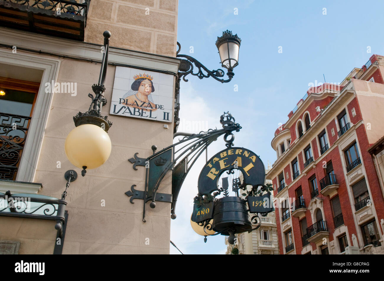 Isabel II angolo quadrato a Calle Arenal. Madrid, Spagna. Foto Stock