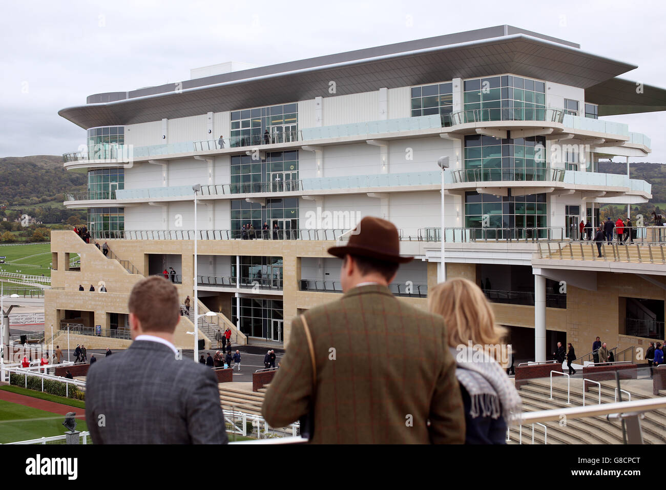Corse ippiche - The Showcase - Day One - Cheltenham Racecourse. Una veduta generale dell'anello della sfilata e della nuova tribuna reale della principessa all'ippodromo di Cheltenham. Foto Stock