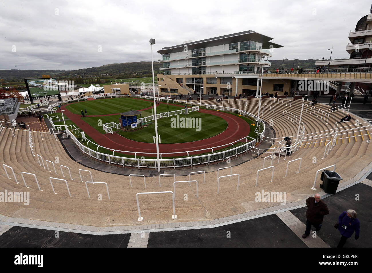 Corse ippiche - The Showcase - Day One - Cheltenham Racecourse. Una veduta generale dell'anello della sfilata e della nuova tribuna reale della principessa all'ippodromo di Cheltenham. Foto Stock