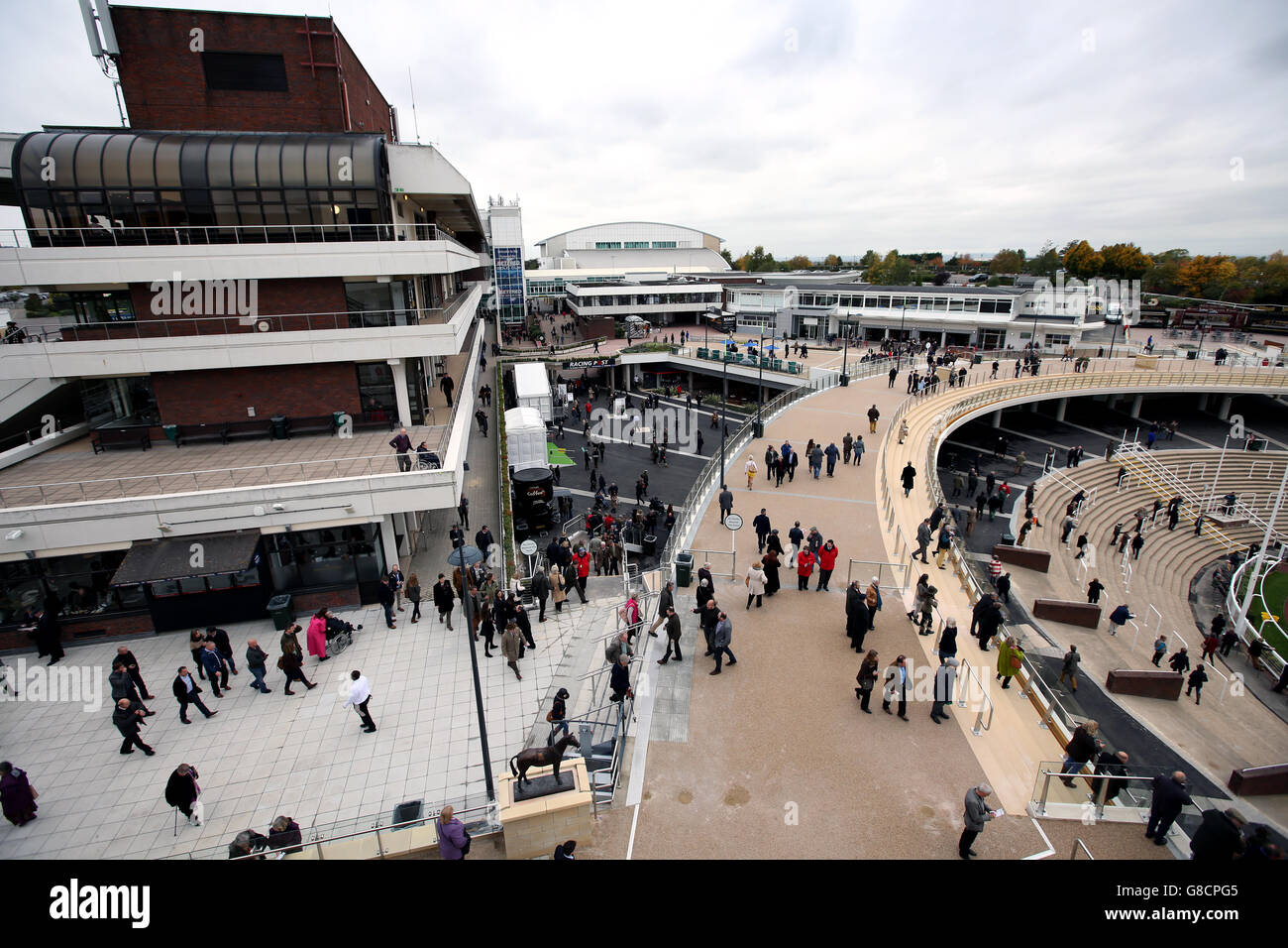 Corse ippiche - The Showcase - Day One - Cheltenham Racecourse. Una vista generale sul campo dietro la tribuna reale della Principessa e l'anello della sfilata Foto Stock