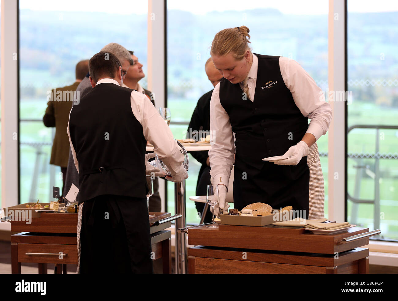 Corse ippiche - The Showcase - Day One - Cheltenham Racecourse. I membri del personale preparano cibo e bevande al Cheltenham Club presso l'ippodromo di Cheltenham Foto Stock