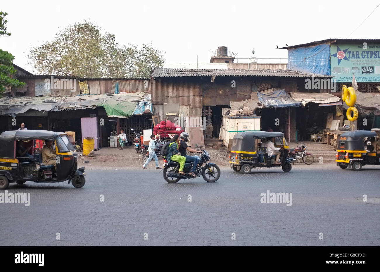 Una strada trafficata scena in kurla, Mumbai, India Foto Stock