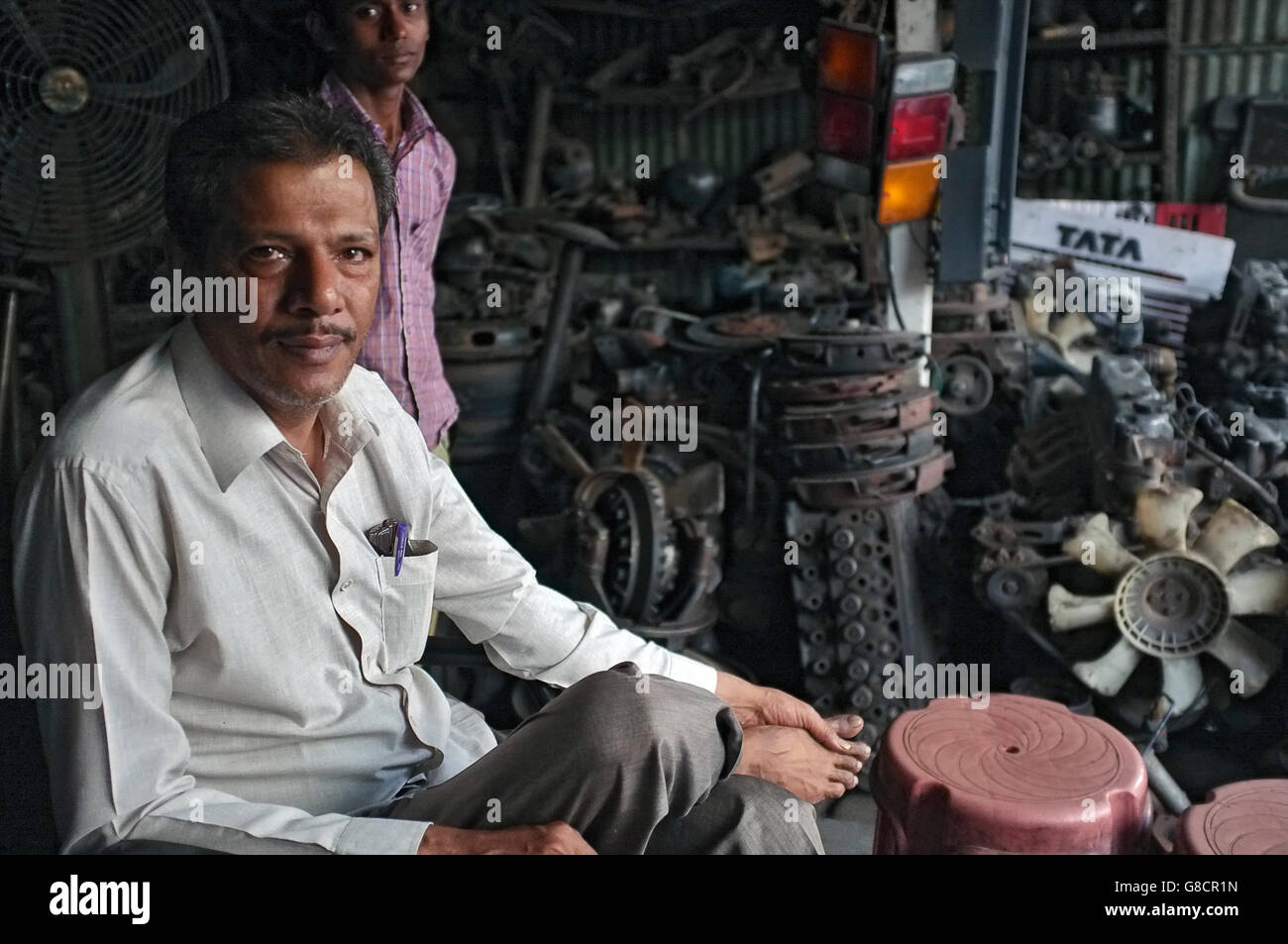 Commerciante di rottame e motore fornitore di parti di ricambio in kurla. Scene di strada di Mumbai, India Foto Stock