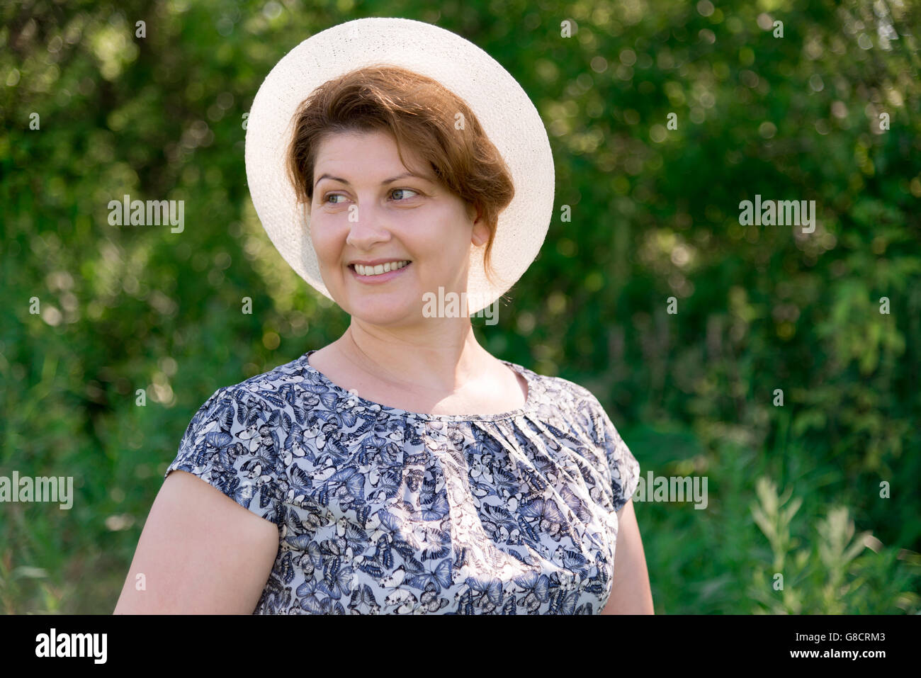 Donna in estate hat sulla natura Foto Stock