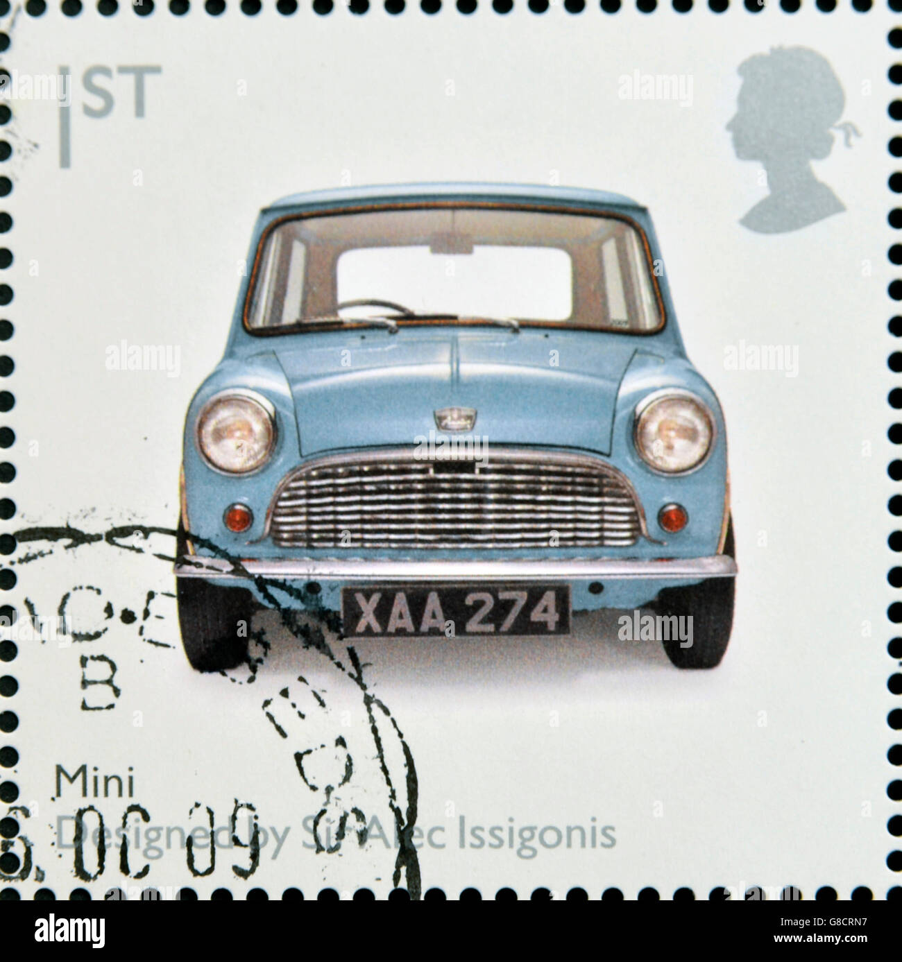 Regno Unito - circa 2009: un timbro stampato in Gran Bretagna dedica ai classici del design, mostra Mk 1 Austin Mini da Sir Alec ho Foto Stock