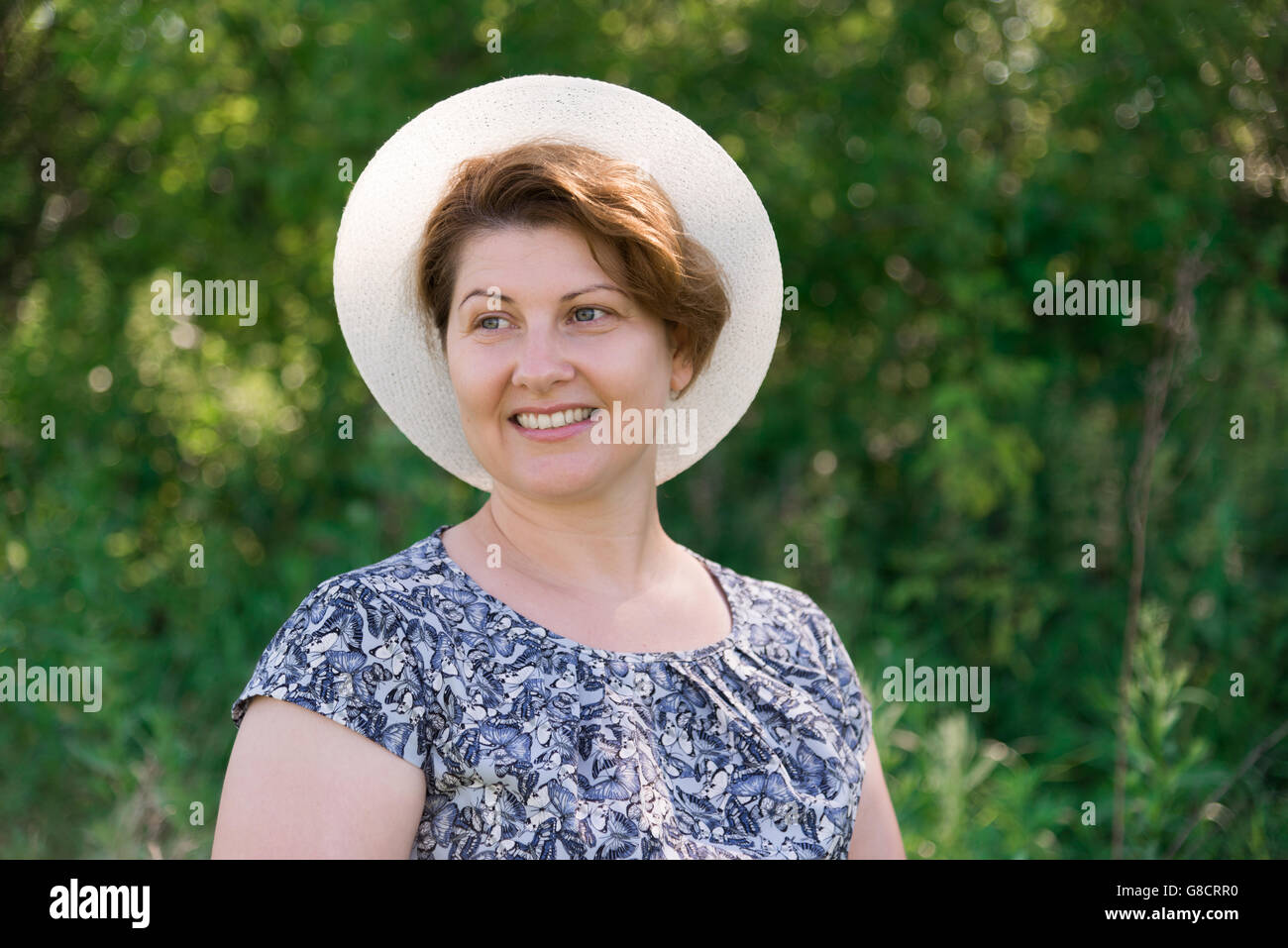 Donna in estate hat sulla natura Foto Stock